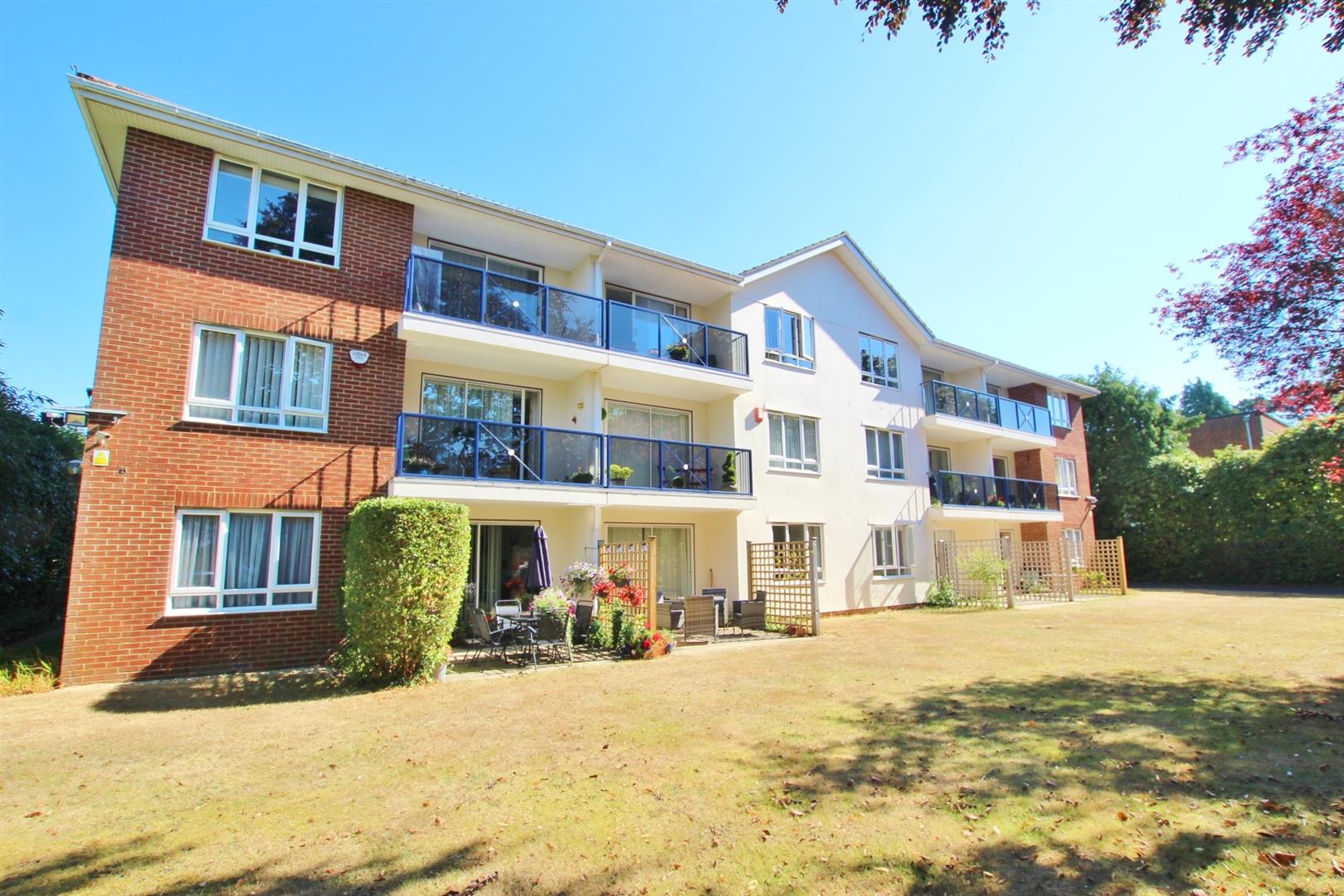 2 Bedroom Property For Sale in Bournemouth £289,950
